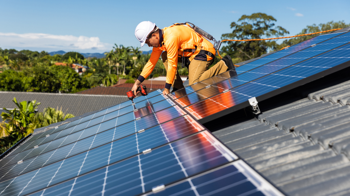 L’installation des panneaux solaires et batteries dans votre future maison